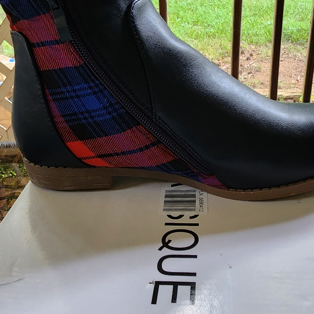 Classique black leather like with red & blue plaid flannel insert boo… - Picture 6 of 8